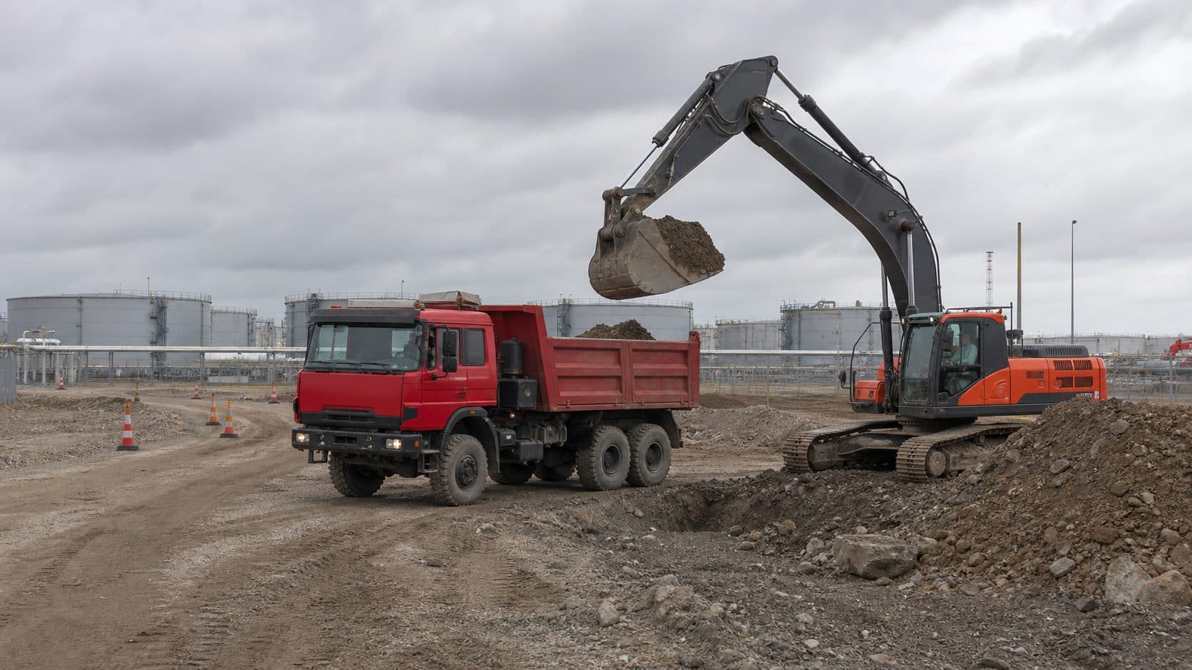 Экскаватор и TATRA 815 6x6 работают на промышленной площадке ТЭК
